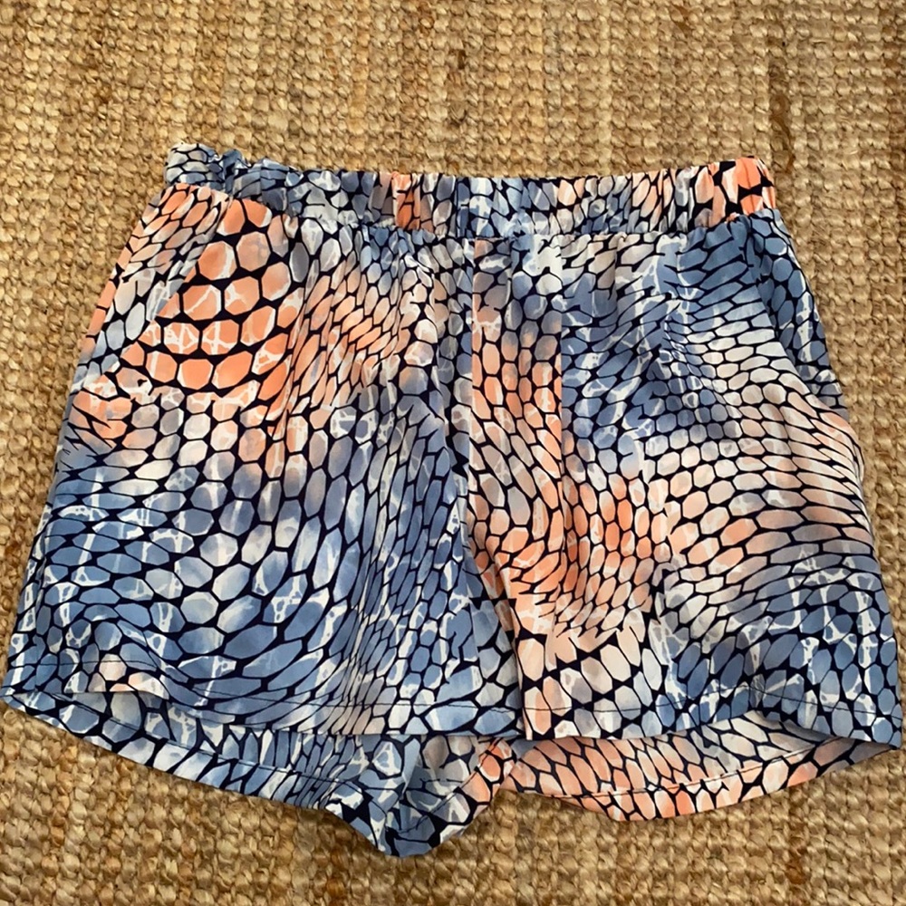 Elastic shorts with pockets